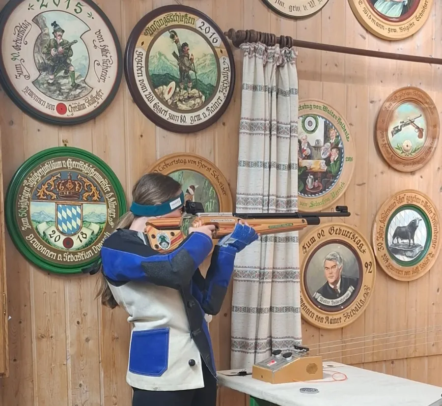 Schützin mit Gewehr